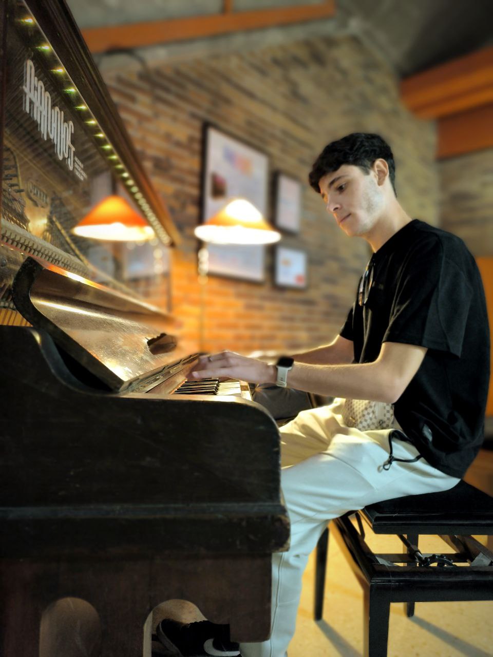 Inauguración del piano de uso público en la Facultad de Ciencias Políticas y Sociología